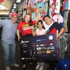 Alegría en el sector de La Bahía, el lector Iván y su hija Nayeli, cuando recibían el premio de parte de EXTRA.