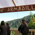 Frente al café Los Armadillos hay una concesión minera que depredaría toda una loma de bosque.