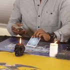 Las manos del Maestro Albert y el tarot de la verdad, analizan las cartas de los candidatos.