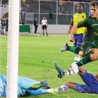 Erick Zambrano (c) estuvo a punto de marcar en su debut con Orense, en el duelo ante Gualaceo.