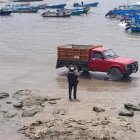 La camioneta roja con cajón de madera en la que pretendían trasladar los motores fue retenida.