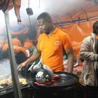 Don Caice se encarga de supervisar cada una de las carnes que ponen en la parrilla.