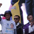 Misa campal en memoria de Fernando Villavicencio con presencia de Cristian Zurita y Andrés Gonzales en la tribuna de los Shyris