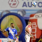 Los jugadores de Técnico Universitario y Emelec no pudieron hacerse daño al final de la primera mitad.