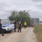 Uniformados policiales acudieron al sitio para retirar el cuerpo.