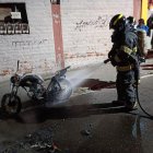 Los bomberos llegaron al sitio y apagaron la moto. El tipo fue aprehendido.