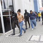 Entre los detenidos hay una mujer. Además, se incautó un carro utilizado en el suceso