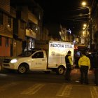 Los cuerpos quedaron tirados en la acera de una casa del barrio. Preliminarmente, policías conocieron que los hombres no vivían por ese sector.