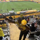 Jacqueline con su vuvuzela es la reina de las hinchas más bulliciosas del elenco femenino de Barcelona.