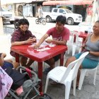 Las ‘partiditas’ de naipes entre vecinos también las disfrutan al aire libre.