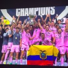 0rgulloso de ser ecuatoriano,    Dixon Arroyo y su bandera en el festejo del Inter Miami, junto a Campana y Messi.