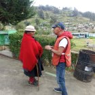 La abuelita acudió a las urnas para ejercer su derecho al voto.