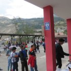 Desde el recinto electoral, se ven los restos de algunas viviendas destruidas que todavía permanecen en la zona cero.