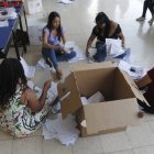Comienza el conteo de votos en los distintos recintos electorales. Aquí los miembros de mesa contando en el Colegio Cristobal Colón.