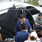 Guayaquil: Otto Sonnenholzner fue cubierto con una sábana antibalas antes de ingresar a su vehículo.