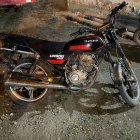 La moto en la que los adolescentes habrían cometido el robo.