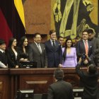 Virgilio Saquicela posa junto a Fernando Torres (en el medio), previo al juicio político en contra del presidente Guillermo Lasso.