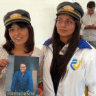 Amanda (i) y Tamia hicieron un homenaje musical a Fernando Villavicencio, durante el cierre de campaña presidencial de Christian Zurita, su reemplazo.