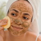 La papa tienes poderes antiinflamatorios, además de quitar las manchas del rostro, entre otros beneficios.