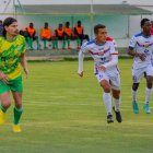 El delantero argentino Ismael Blanco (i) aporta con su experiencia al Deportivo Saquisilí.