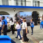 Ciudadanos depositaron flores blancas en jarrones de cristal.