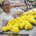 Importadora. María del Carmen Bohórquez, gerenta de la importadora J&D, atiende a una cliente.

Agencia (Ag-extra)