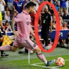 Messi ejecuta un tiro de esquina y, de fondo, aparece Cheuko.