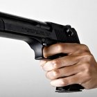 Unos sujetos atentaron con arma de fuego a dos hombres, en el exterior de un local.