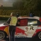 Los ciudadanos que participan  en estas competencias ilegales tunean sus vehículos para que corran.