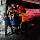 Un accidente en Alóag dejó dos muertos y 17 heridos.