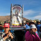La sagrada imagen es llevada en hombros en un recorrido de 32 kilómetros desde Catamayo hasta Loja.