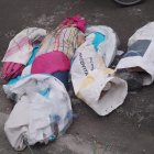 El cadáver fue encontrado junto a otros costales que contenían desechos. 2. Los moradores estaban alarmados luego del hallazgo.