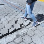 Esta calle fue intervenida hace un par de meses y los adoquines ya se salieron.