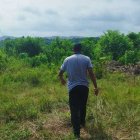 Armados con machetes, allegados de Erick Paúl Quiñónez lo buscan por todos lados.