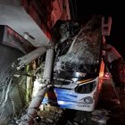 El conductor y una mujer que viajaba en la parte delantera murieron tras el impacto.