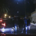 Los delincuentes dispararon contra los ocupantes del vehículo.