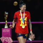 Jenni Hermoso con el trofeo de campeonas del mundo que ganó con España.