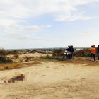 Un charco de sangre quedó luego del asesinato.