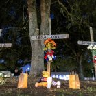 Un monumento improvisado cerca del área de un crimen a tiros que ocurrió el 26 de agosto, en la tienda Dollar General en Jacksonville, Florida, EE.UU.
