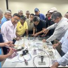 Los alumnos realizan los ajustes en los tableros con sus proyectos, como parte de las prácticas que realizan.