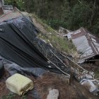 Hace cinco meses hubo un deslave y una casa quedó enterrada. Los moradores temen que otros inmuebles colapsen.