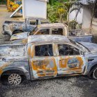 Tres vehículos de la Prefectura quedaron totalmente destruidos y otros cuatro sufrieron varios daños menores.