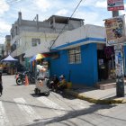 En el sitio hay varios negocios y un centro educativo.