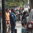 Aquiles Álvarez cuestionó también que algunos agentes se la pasan “caminando, chateando y comiendo tripita”.