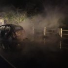 Uno de los autos consumidos por el fuego.