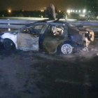 La policía aún recopila pistas para dar con quienes incendiaron los carros en las localidades orenses.