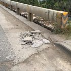 Así quedó el pavimento luego de una aparente detonación.