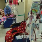 Se requieren de máquinas sofisticadas y muchos insumos para realizar una diálisis.