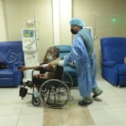 Durante y después del tratamiento, los pacientes renales deben ser vigilados de cerca, pues se pueden descompensar y sufrir complicaciones.