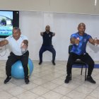 Con pelotón, una silla o arrimado a una pared, las personas pueden ejercitarse.